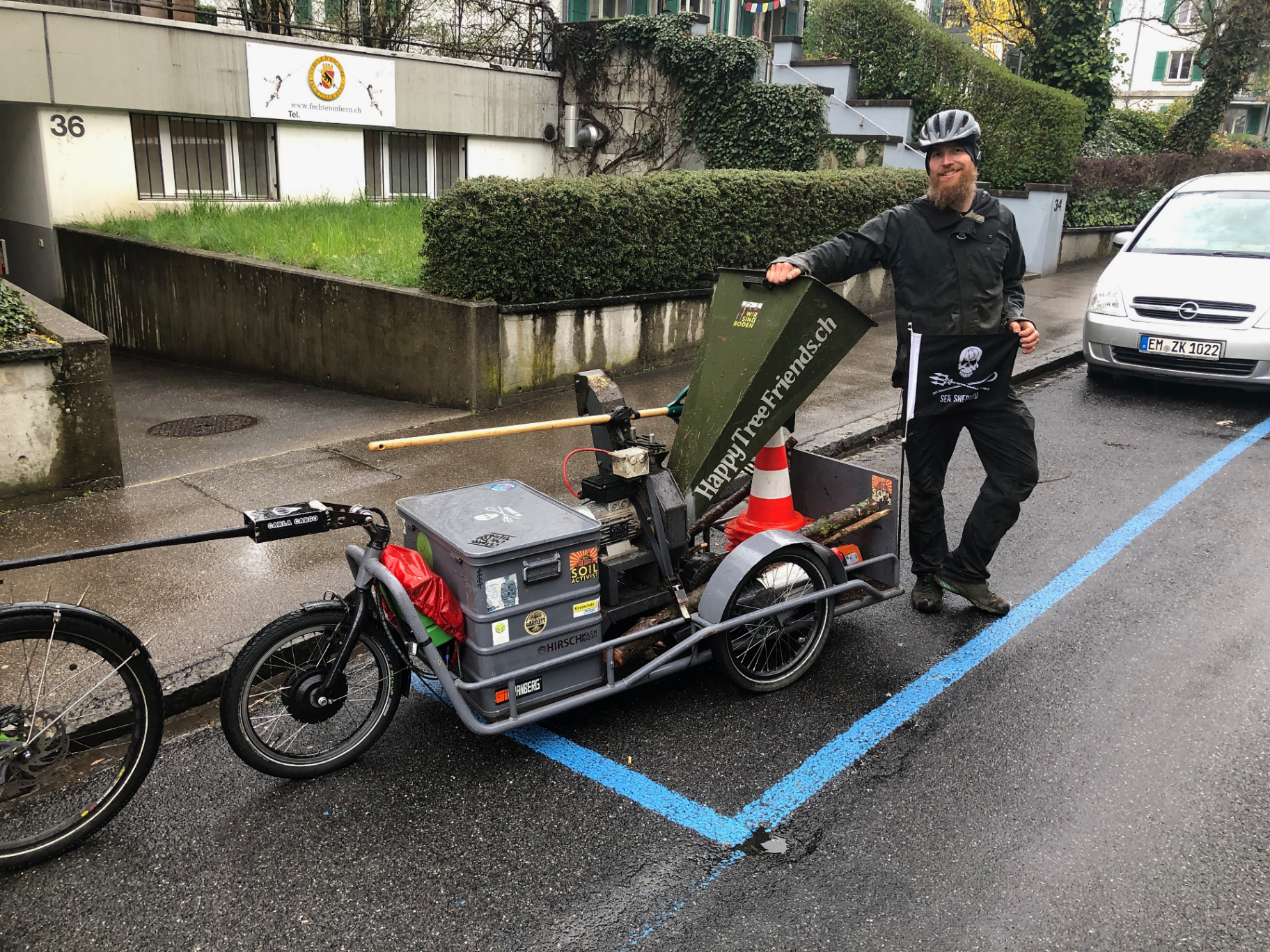 CARLA Cargo Anhänger mit Häcksler in der Baumpflege
