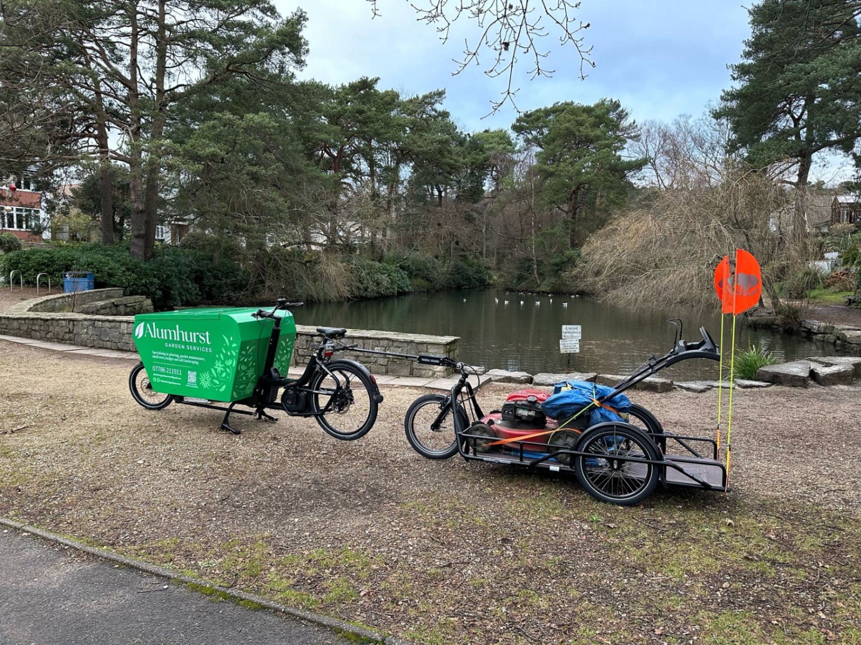 Cargobike mit Rasenmäher-Anhänger